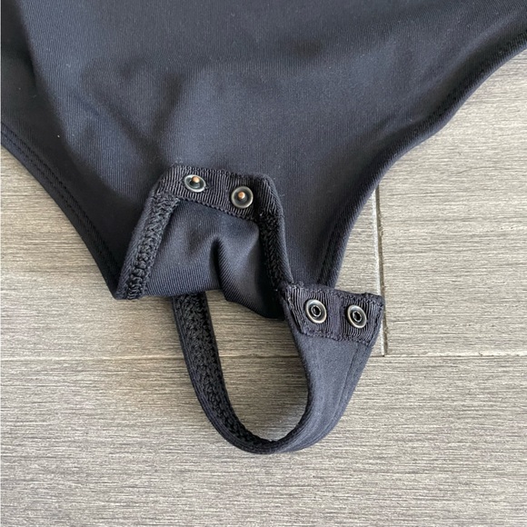 ARITZIA Babaton Contour Crew Bodysuit Muscle High Neck Black Size XS Minimalist - Picture 14 of 16